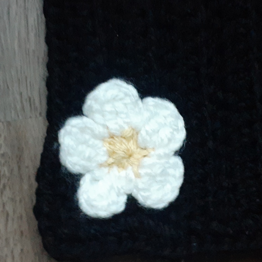 Crochet Daisy Hat & Scarf Set - Picture 6 of 10